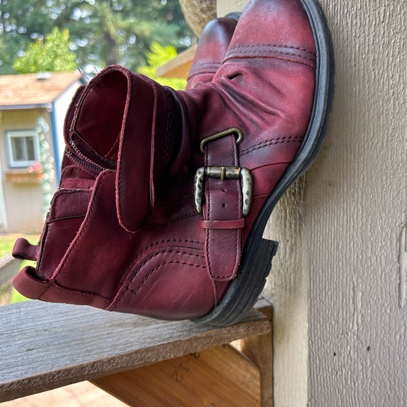 Earth ankle boot red leather uppers, buckle and zipper sides. Sz 7 - Picture 5 of 8